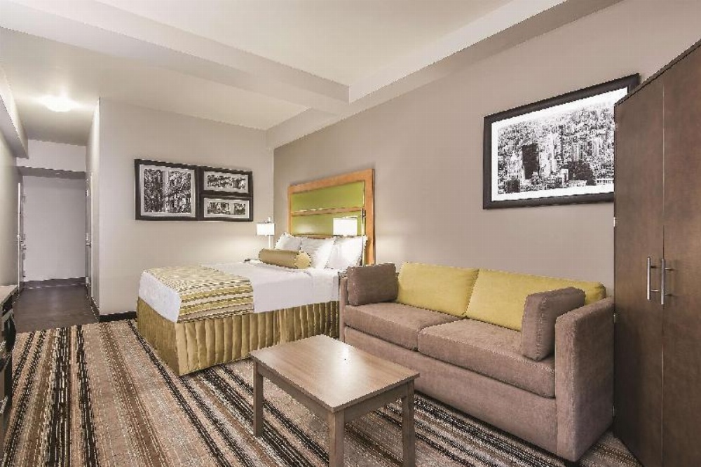 La Quinta Inn & Suites by Wyndham Brooklyn East Image 11