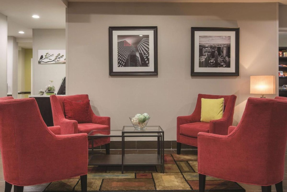La Quinta Inn & Suites by Wyndham Brooklyn East Image 21