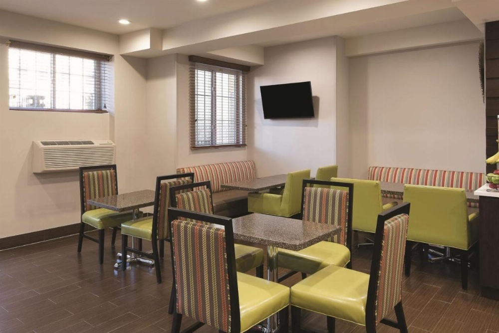 La Quinta Inn & Suites by Wyndham Brooklyn East Image 23