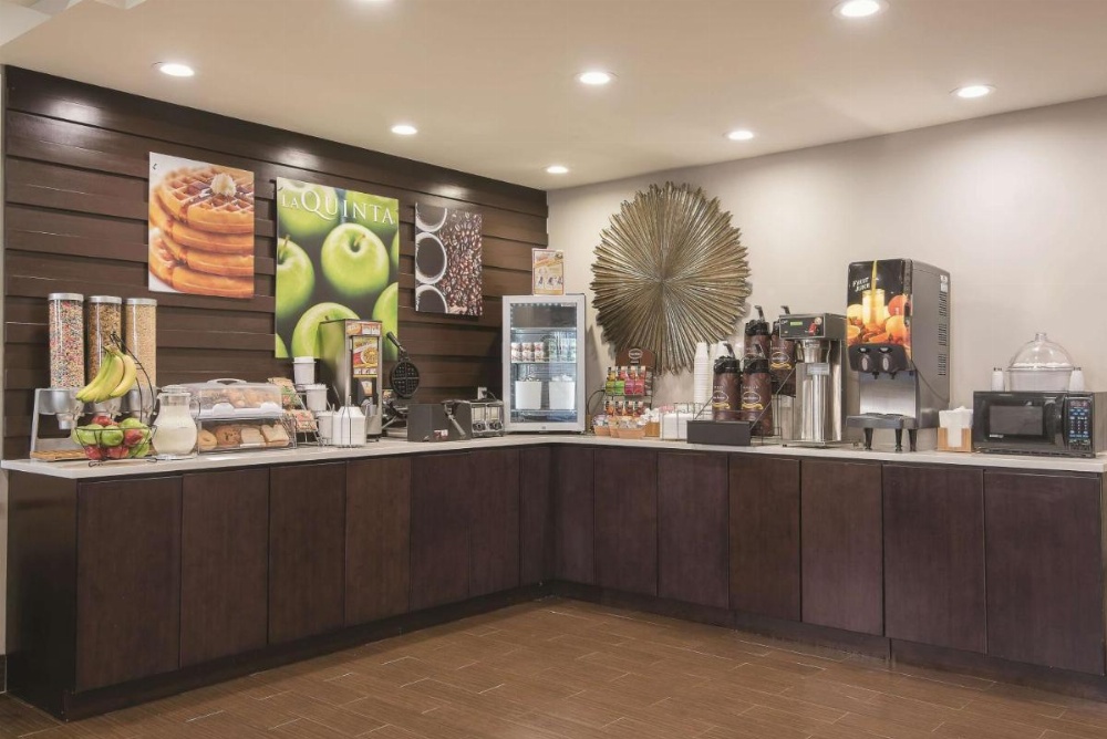 La Quinta Inn & Suites by Wyndham Brooklyn East Image 25