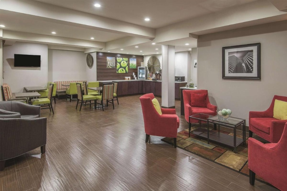 La Quinta Inn & Suites by Wyndham Brooklyn East Image 27