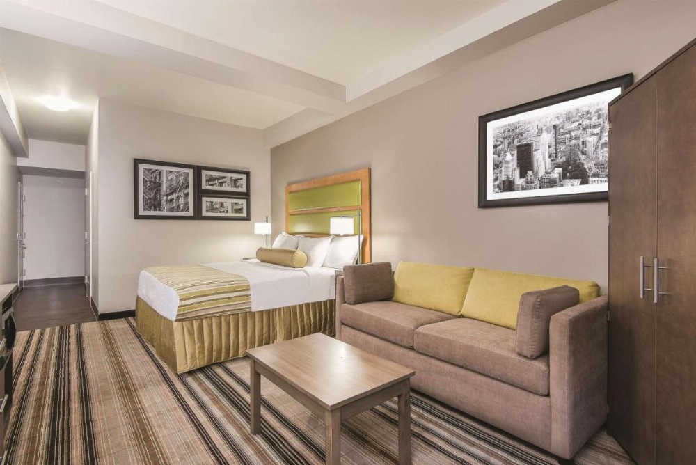 La Quinta Inn & Suites by Wyndham Brooklyn East Image 28