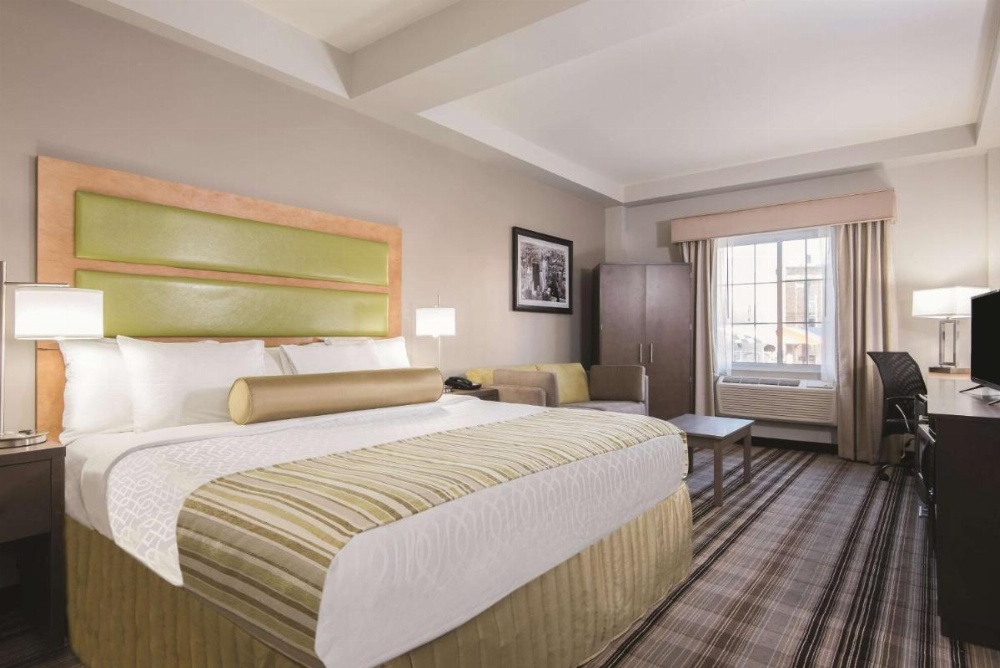 La Quinta Inn & Suites by Wyndham Brooklyn East Image 31