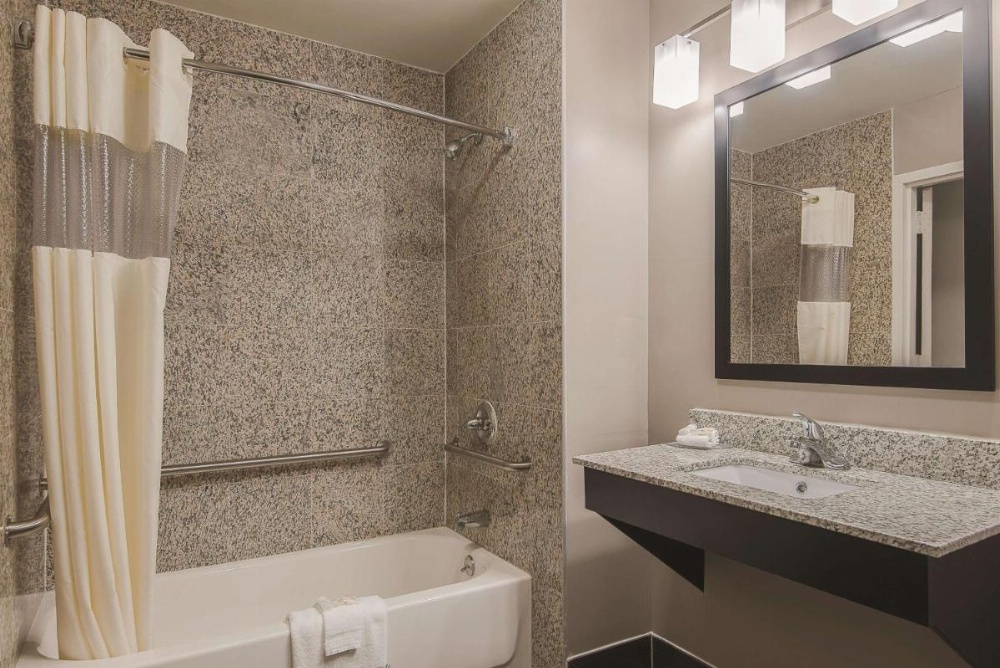 La Quinta Inn & Suites by Wyndham Brooklyn East Image 32