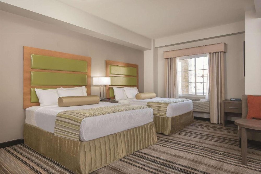 La Quinta Inn & Suites by Wyndham Brooklyn East Image 35