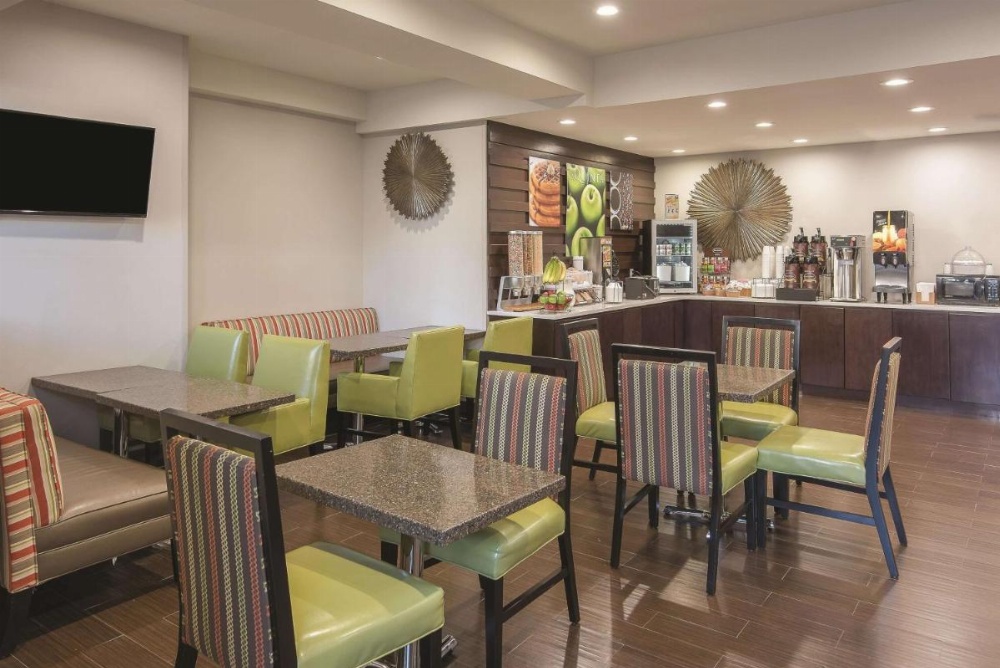 La Quinta Inn & Suites by Wyndham Brooklyn East Image 36