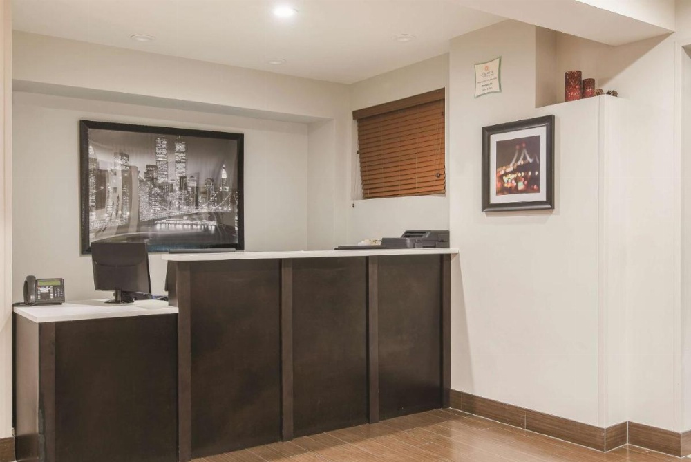 La Quinta Inn & Suites by Wyndham Brooklyn East Image 38