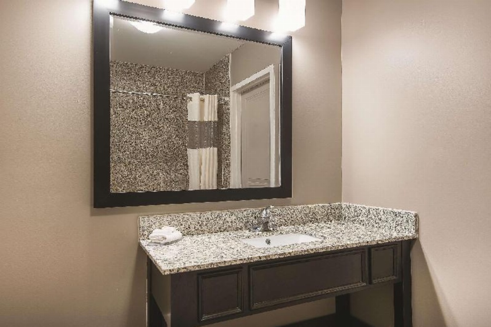 La Quinta Inn & Suites by Wyndham Brooklyn East Image 6