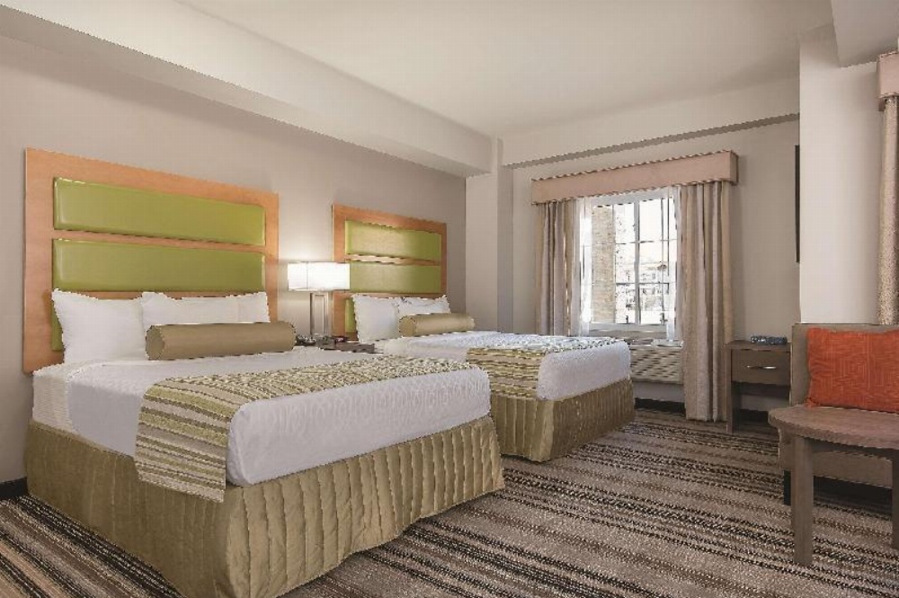 La Quinta Inn & Suites by Wyndham Brooklyn East Image 7